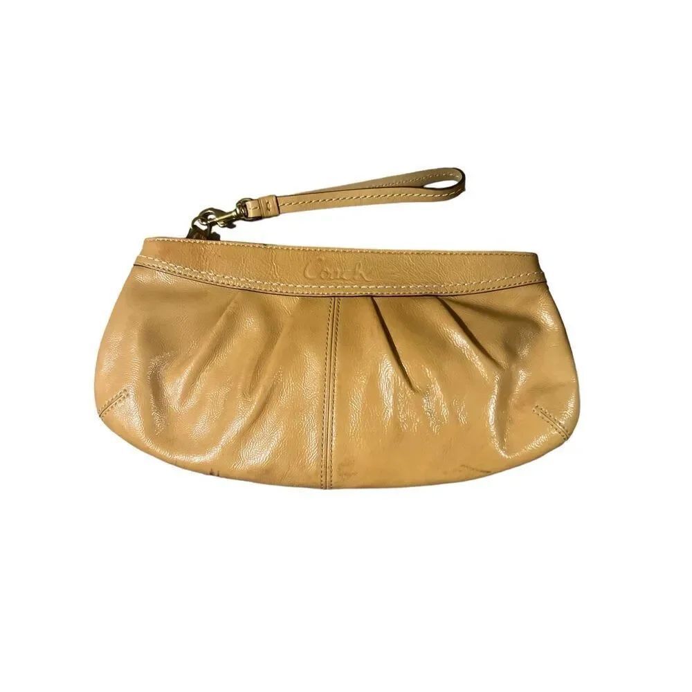 ✨Coach Clutch✨ 